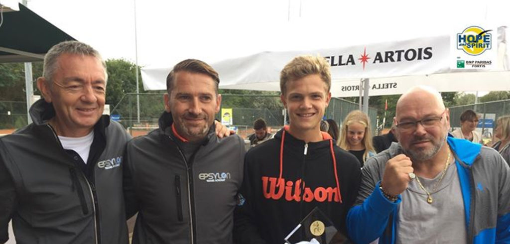 Arnaud Bovy en coach Greg Fardeau na titel op Maaseik Juniors Open in 2017 - © Facebook Hope and Spirit