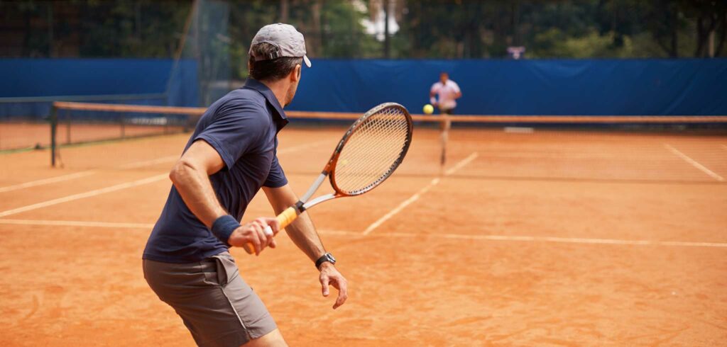 Mannentennis - © PeopleImages (iStock)
